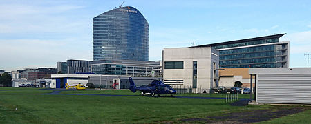 L'hélicoptère F-HUGO (SA365). En arrière-plan, un bâtiment du groupe AccorHotels et le siège de la DGAC.