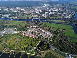 Kostrzyn nad Odrą. Em primeiro plano (parte inferior da foto), as ruínas da Cidade Velha e a Fortaleza de Kostrzyn