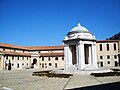 Veduta della piazza; al centro il tempio di San Rocco