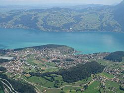 Spiez sijaitsee Thuninjärven lounaisrannalla.