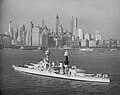 Az amerikai USS Colorado csatahajó 1932-ben, New York felhőkarcolói előterében.