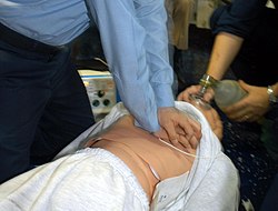 تقديم الإنعاش القلبي الرئوي أثناء محاكاة توقف القلب.
