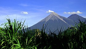 Vue du Volcán de Fuego (à gauche) avec l'Acatenango (à droite).