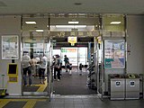 自由通路内にある駅入口（2004年7月）