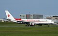 Un Airbus A330-300 d'Air Algérie, vol AH2701, avant le décollage, sur le taxiway A, avec le centre d'Air Canada en arrière-plan.