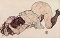 Клекнало момиче, подпряно на лактите си 1917