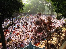 Muszlim hívők imádkoznak Eid al-Adha ünnepén (áldozati ünnep) az ország keleti részén, Comilla városában