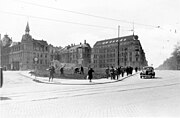 Triangelplassen fotografert etter andre verdenskrig. I bakgrunnen ruin etter Drammensveien 2, som ble feilbombet nyttårsaften 1944.