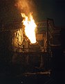 Convertisseur en opération dans l'Ohio. La longue flamme est caractéristique de la combustion du carbone. La flamme peut être colorée par des impuretés (le strontium, par exemple, colore la flamme en jaune[L 3]).