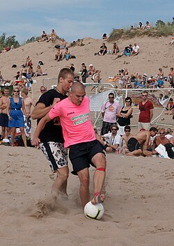 Aleksi Valavuori (vaaleanpunaisessa paidassa) pelaamassa rantafutista Unibetin joukkueessa Yyteri BeachFutis -tapahtumassa 2010.