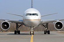 Vue de face d'un avion, montrant le fuselage et deux moteurs circulaires.