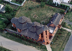 A Bodonyi Csaba Ybl Miklós-díjas építész tervei szerint, 1996-ban épült görögkatolikus templom