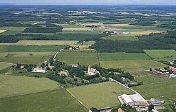 Hablingbo kyrka med omgivningar.