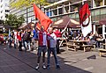 Rotterdam-Lijnbaan, Feyenoord-Anhänger mit einer Flagge in der Pause des Finales