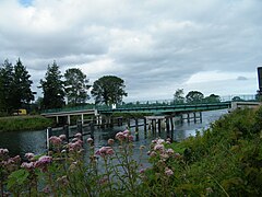 Pont tournant sur le canal, vu à partir de la rive gauche.