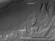 埃里达尼亚区开普勒大撞击坑以北，一座陨坑中的冲沟和可能的古冰川遗迹，右边有一道舌状的疑似冰川，该照片为火星轨道器相机公共目标计划下由火星全球探勘者号拍摄。