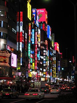 Une rue illuminée d’enseignes néons multicolores à Tokyo (Japon). (définition réelle 500 × 667*)