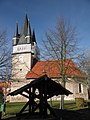 Kirche und Ziehbrunnen (im Vordergrund)