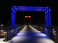 Ausgeleuchtete und illuminierte Brücke beim Bahnhof Vechta