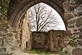 Intérieur de l'église en ruines.