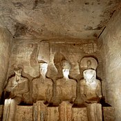 Templo de Abu Simbel, catro estatuas de divinidades no interior do santuario