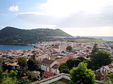 Angra mit dem Castelo de São João Baptista im Hintergrund