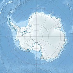 Mapa konturowa Antarktyki, na dole znajduje się czarny trójkącik z opisem „Mount Minto”