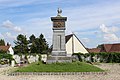 Le monument aux morts an centre du cimetière.