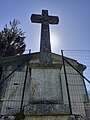 Croix sur le cimetière du village.