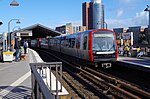 Ein neuer DT5-Zug in Richtung Hauptbahnhof-Süd hält an der Station Baumwall