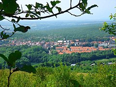 Desvres, au milieu des collines boisées du Boulonnais.