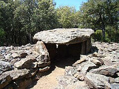 Couloir et dolmen.