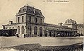 La gare de Rouen-Orléans, de la Compagnie d'Orléans, sur la ligne Rouen - Orléans. Une première gare fut édifiée face au pont Boieldieu, en 1883, et reconstruite par Juste Lisch en 1894. La gare a été détruite en 1944, et la cité administrative en occupe l'emplacement