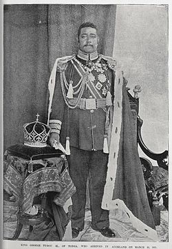 II. György a királyi koronával