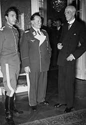 الأمير غوستاف أدولف في جهة اليمين مع جده الملك غوستاف الخامس في جهة الأخرى، في حين يتوسط اللقاء هيرمان غورينغ، في برلين، فبراير 1939.