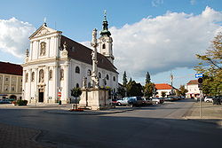 Bruck főtere és a Szentháromság-plébániatemplom