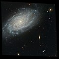 صورة ألتقطتها الكاميرا ACS للمجرة NGC 3370 في عام 2002. الصورة تـٌظهر المشاهدة الأخيرة التي تم التقاطها باستخدام الكاميرا المتقدمة ACS بنية أذرع حلزونية معقدة مع مناطق ساخنة لتشكيل نجوم جديدة
