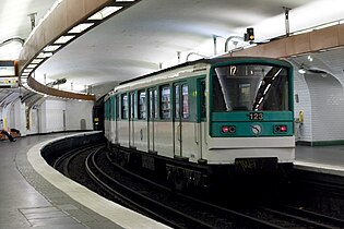 Rame MF 67 quittant la station en direction de Porte de la Chapelle, en 2008.