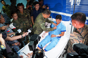 菲武装部队总参谋长布劳纳上将慰问此次事件中失去右手拇指的菲律宾海军一等潜水员杰弗里·法昆多