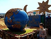 Carroza deseñada con patacas na Festa da pataca de Coristanco.