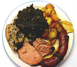 Grünkohl mit Kochwurst, Schweinebacke, Kassler und süßen (leicht karamellisierten) Bratkartoffeln