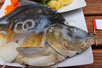 Karpfen blau, gemischter Salat als Beilage