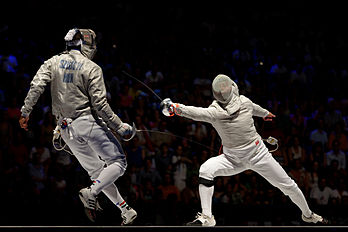 L'escrimeur hongrois Áron Szilágyi (à gauche) affronte le Russe Nikolay Kovalev (à droite) en demi-finale du sabre masculin aux championnats du monde 2013 à Budapest, en août 2013. (définition réelle 5 000 × 3 337)