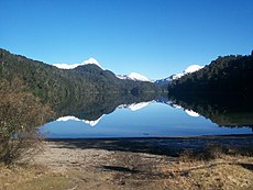 Le lac Espejo Chico se situe entre les lacs Espejo à l'ouest, et Correntoso à l'est. Se trouvant dans une zone de fortes précipitations et très isolée, ses rives sont recouvertes d'un superbe manteau forestier, en fort bon état.