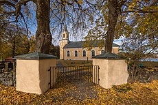 Ingången till kyrkan och kyrkogården.