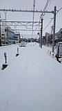 運転再開前のJR高崎線。踏切から北本駅周辺の積雪（埼玉県北本市、2014年2月15日撮影）