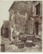 Cour du no 9 par Eugène Atget.