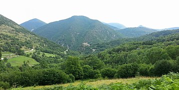 Paysage vers Rouze, avec le château d'Usson en fond de vallée.