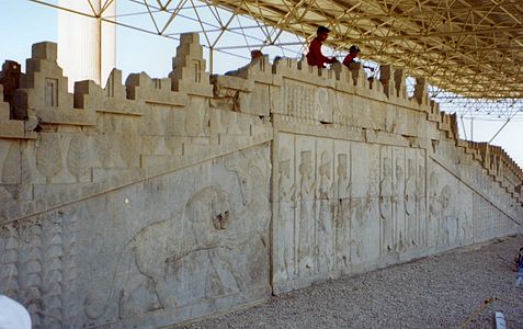 Posella central i els seus triangles (Apadana, escala est)