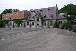 Le collège Saint-Benoît, l'aile ouest avec les courts de tennis.